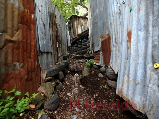 FOTOS: Destrucción y zozobra tras caída de roca sobre vivienda en la capital