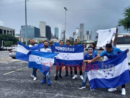 A pesar de la lluvia, fanáticos llegan al BBVA Compass y apoyan a Honduras