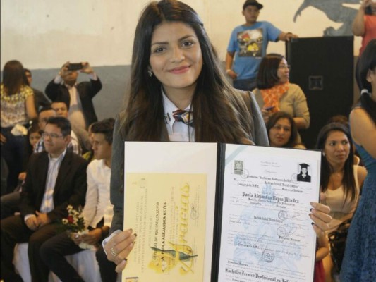 Las hermosas chicas que se gradúan del Instituto Central Vicente Cáceres