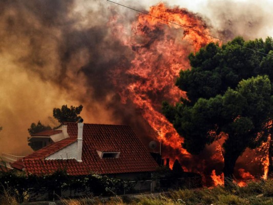 Las impresionantes fotos de los incendios en Grecia que ya dejan más de 70 muertos