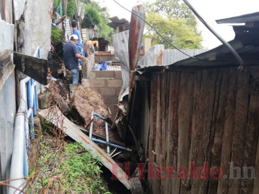 FOTOS: Destrucción y zozobra tras caída de roca sobre vivienda en la capital