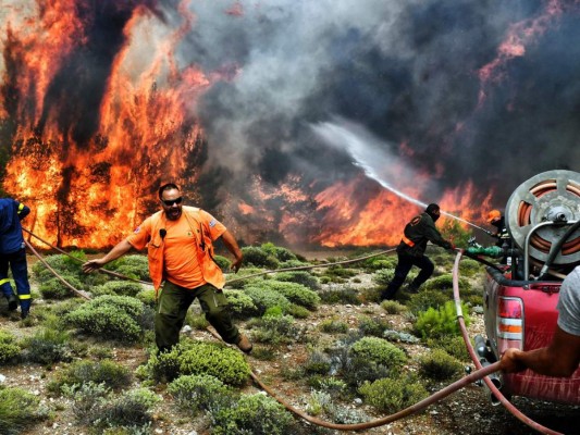 Las impresionantes fotos de los incendios en Grecia que ya dejan más de 70 muertos