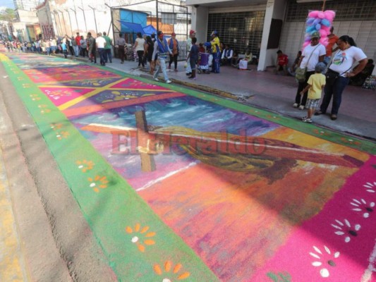 Coloridas alfombras de aserrín engalanan procesiones de este Viernes Santo