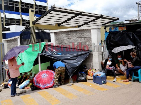 Bajo el Sol, la lluvia y el frío, la dura espera de familiares pacientes en alrededores del Hospital Escuela (FOTOS)