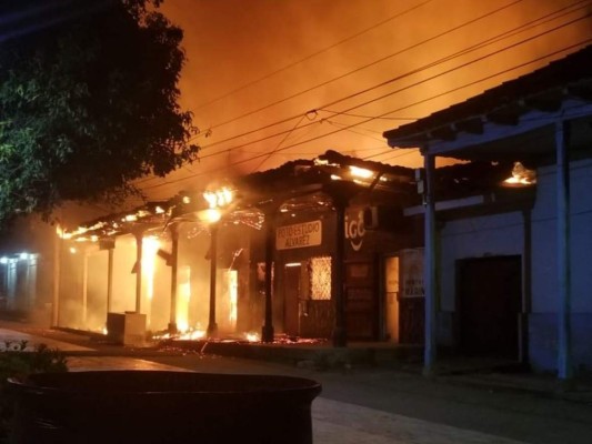 Dolorosas imágenes del incendio que arrasó varios negocios en mercado de Choluteca