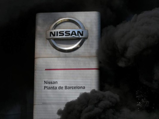 Enfado e impotencia: Trabajadores protestan por cierre de planta Nissan en España (FOTOS)