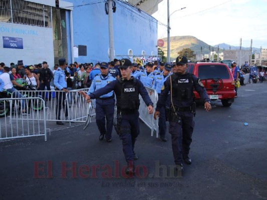 ¡FOTOS! Ambiente de locura afuera del Nacional previo a la final Motagua vs Saprissa