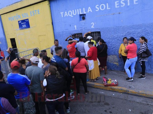 ¡FOTOS! Ambiente de locura afuera del Nacional previo a la final Motagua vs Saprissa