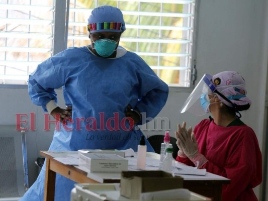 FOTOS: Héroes libran dura batalla contra el covid-19 en triajes y hospitales