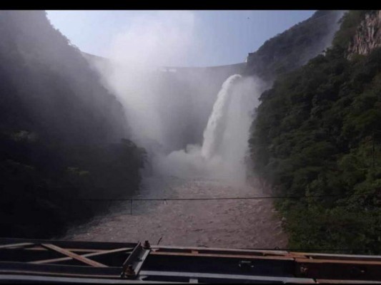 Así se ejecuta la descarga de agua en la represa El Cajón (Fotos)