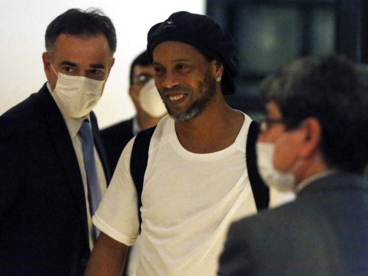 FOTOS: Así fue la llegada de Ronaldinho al hotel donde guardará prisión