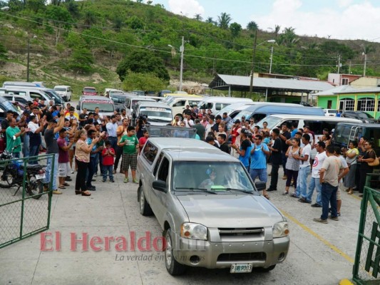 Las dramáticas imágenes del último adiós a conductor y ayudante asesinados en Choloma