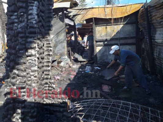 Así quedaron los puestos que se quemaron en el Zonal Belén