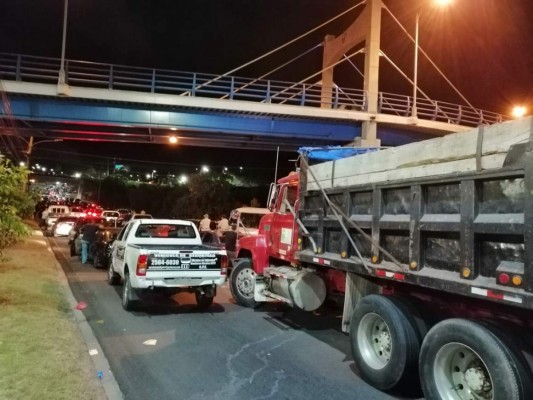 FOTOS: Quema de llantas, caos vial y protestas se reporta la noche de este miércoles en la capital de Honduras