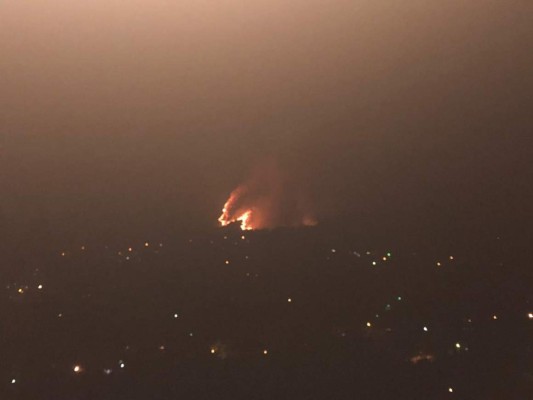 ¡Trágico! Así arde el bosque en pavoroso incendio forestal en Valle de Ángeles