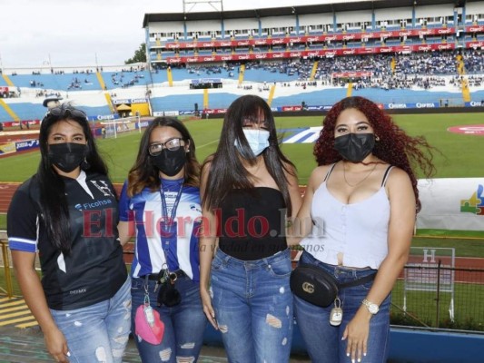 Bellas aficionadas engalanan el Olímpico; disfrutarán el Honduras-Costa Rica