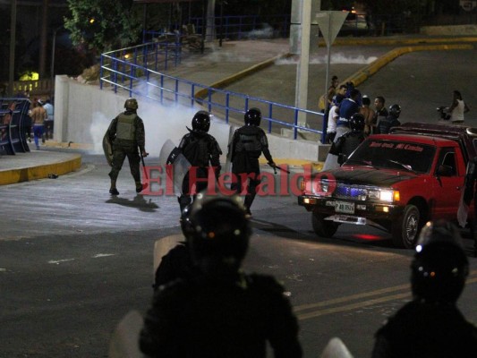 Terrible enfrentamiento entre barras y Policía Nacional tras el clásico capitalino