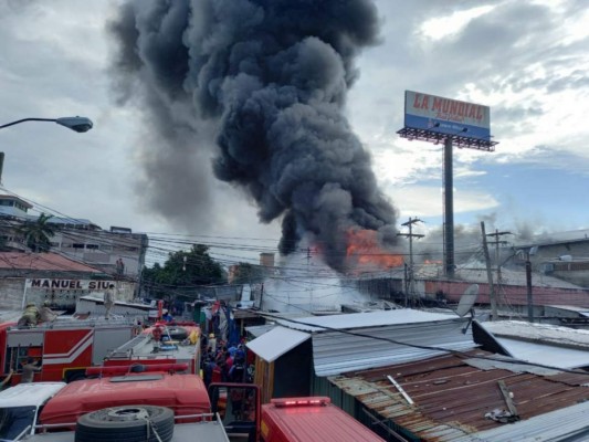 Tragedia en Año Nuevo: rostros de dolor al perderlo todo en incendio en San Pedro Sula