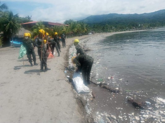 Ardua limpieza para retirar basura que contamina las playas de Omoa (FOTOS)