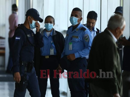 FOTOS: Mascarillas y gel antibacterial, las medidas en Toncontín ante coronavirus