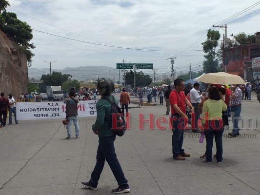 Piedras, llantas, ramas y bombas lacrimógenas: así fueron los bloqueos de calles en la capital de Honduras