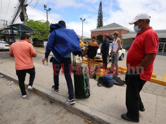 FOTOS: En caravanas retornan viajeros al cierre de la Semana Santa