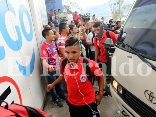 Llegada de la barra del Olimpia y aficionados del Motagua al Nacional