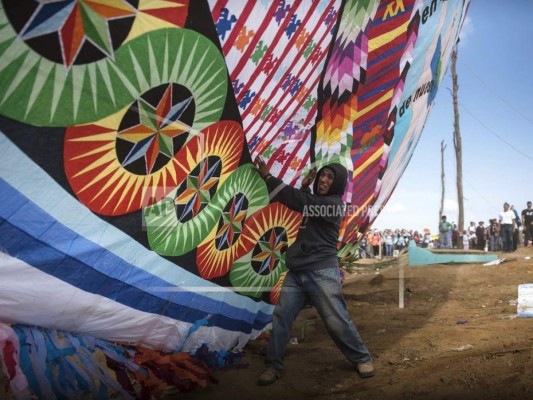 La inusual forma como celebran Día de Muertos en Guatemala