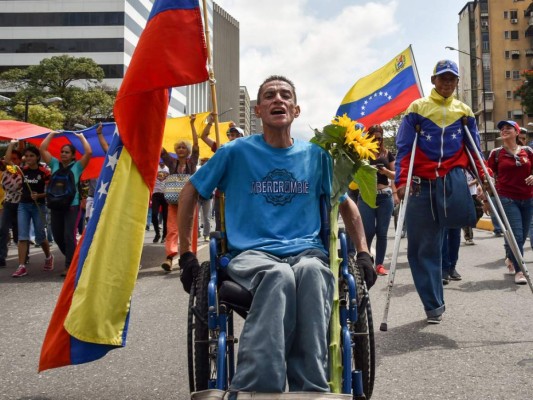 FOTOS: Las marchas de la oposición y el chavismo en Venezuela tras el apagón masivo