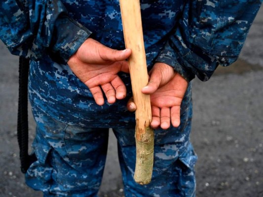 Bastones y armas del ejército guatemalteco, la otra muralla que enfrenta la caravana (FOTOS)