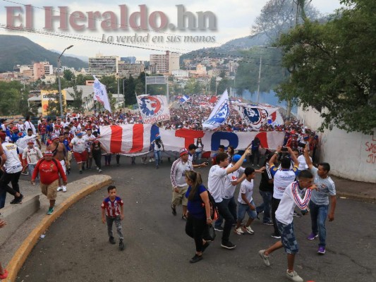 FOTOS: A bordo de motos, con banderas y cánticos, así fue la llegada de la Ultra Fiel al Estadio Nacional