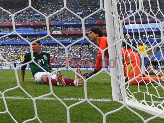 Las atajadas de Memo Ochoa ante Brasil no impidieron que el Tri esté fuera de Rusia 2018