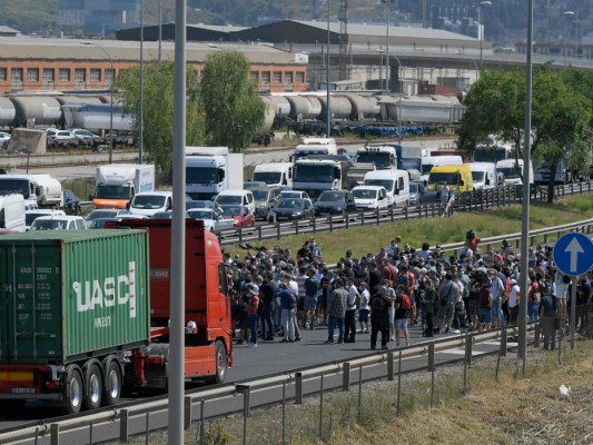 Enfado e impotencia: Trabajadores protestan por cierre de planta Nissan en España (FOTOS)