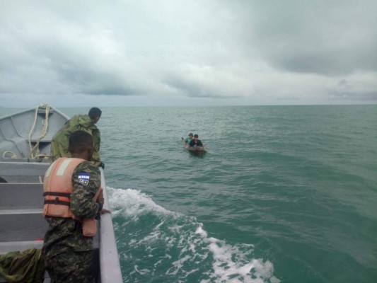 Así fue el rescate de dos hondureños que naufragaron en zona insular de Honduras