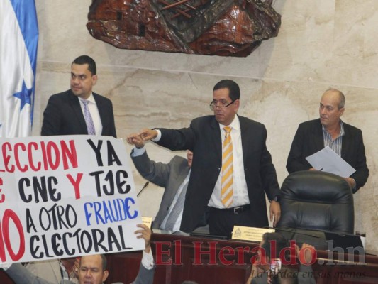 Así fue el zafarrancho de Libre en el Congreso Nacional por propuesta que pide continuidad de Batson en el TSE