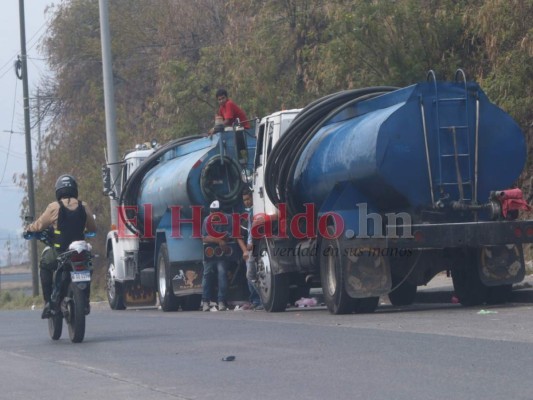 FOTOS: Desesperados por comida, hondureños bloquean carreteras y piden ayuda