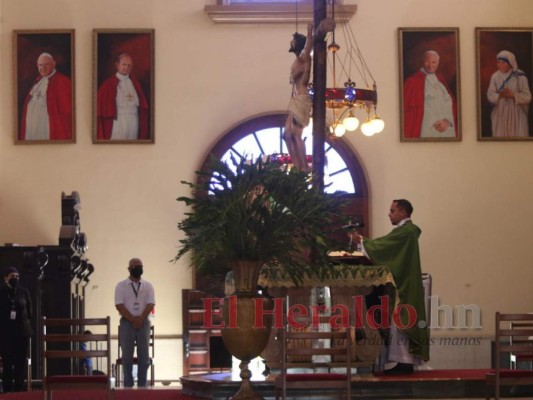 Feligresía católica recibe misa tras vigencia de la reapertura inteligente