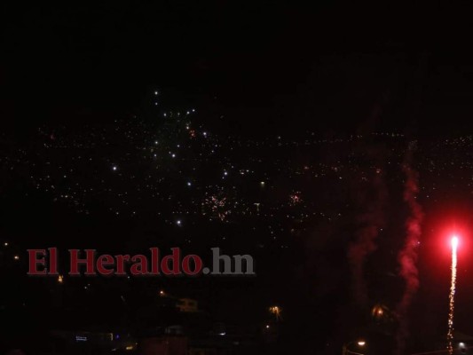 Colorida pirotecnia engalanó el cielo de Tegucigalpa y Comayagüela (FOTOS)