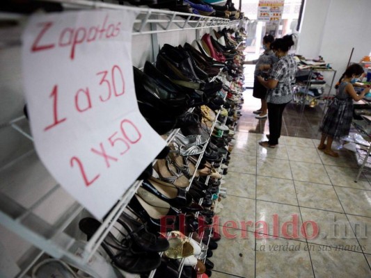 Portando mascarillas, capitalinos visitan comercios para aprovechar promociones de fin de año (Fotos)