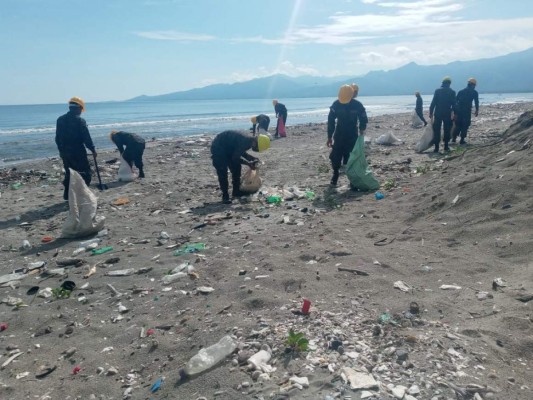 Ardua limpieza para retirar basura que contamina las playas de Omoa (FOTOS)