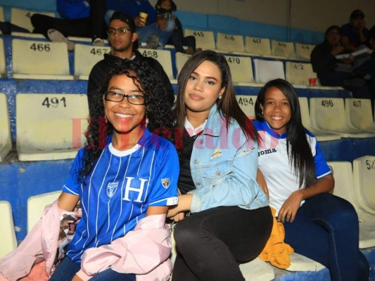 Las bellezas ponen un ambientazo en el Nacional para el Honduras vs Panamá