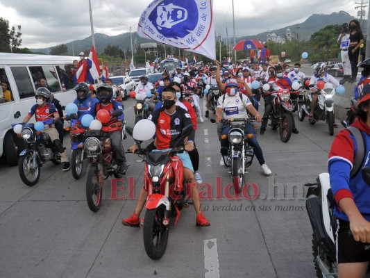 FOTOS: Así fue la mega caravana que realizaron los aficionados merengues por los 109 años de Olimpia   