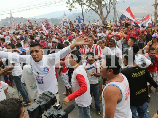 Llegada de la barra del Olimpia y aficionados del Motagua al Nacional