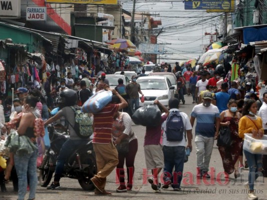 Con o sin mascarilla, capitalinos abarrotan mercados pese a que amenaza persiste (FOTOS)