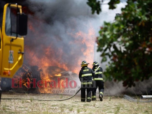 Las imágenes que dejó voraz incendio en planta de la ENEE