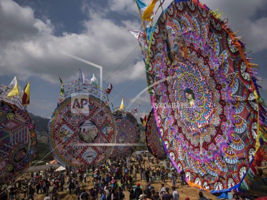 La inusual forma como celebran Día de Muertos en Guatemala