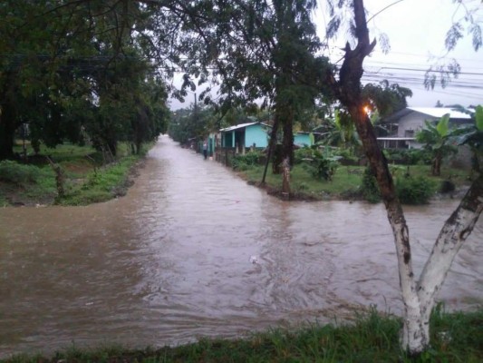 Casas sin techo y fuertes inundaciones deja frente frío en el norte de Honduras