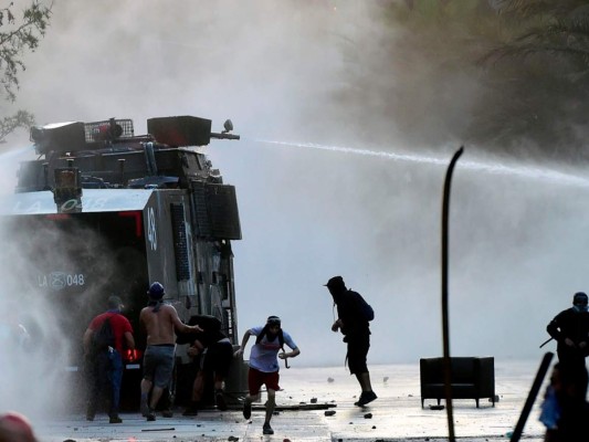 Impactantes imágenes de protestas en Chile, a sus 35 días de estallido social