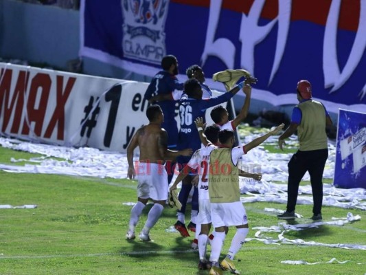 FOTOS: Ultra Fiel ingresó a la cancha y festejó con jugadores de Olimpia tras avanzar a la final