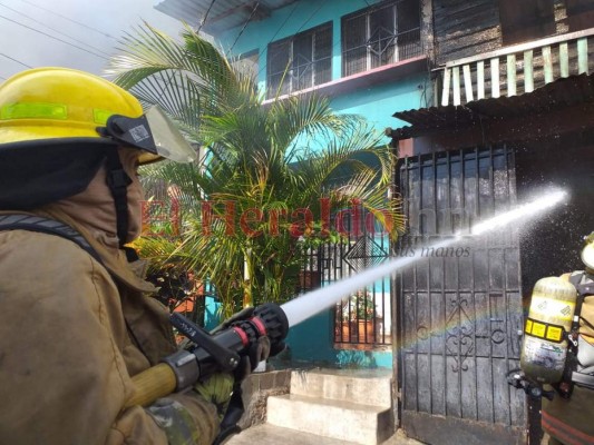 Las primeras imágenes del voraz incendio en barrio Bella Vista